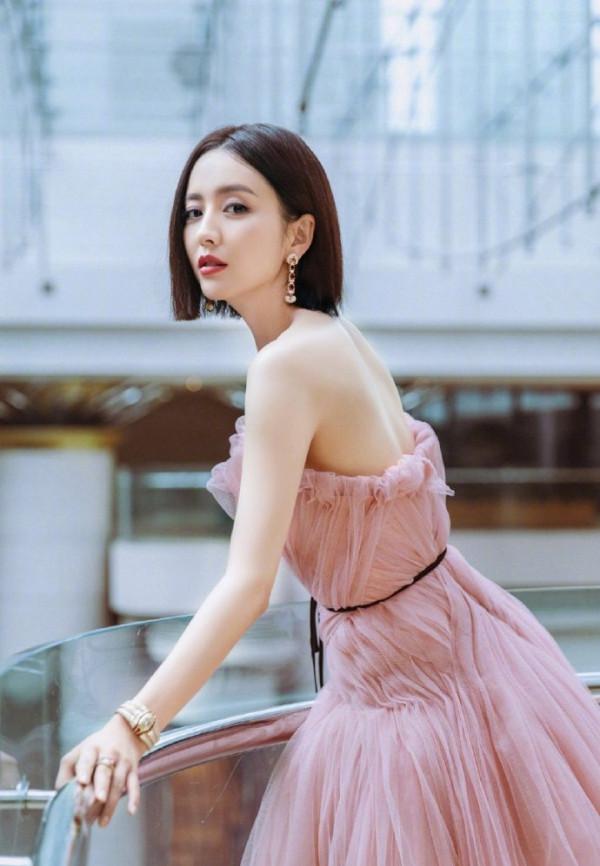 佟麗婭38歲,楊穎32歲,從紅毯表現來看,完全反過來了 佟麗婭38歲,楊穎32歲,從紅毯表現來看,完全反過來了