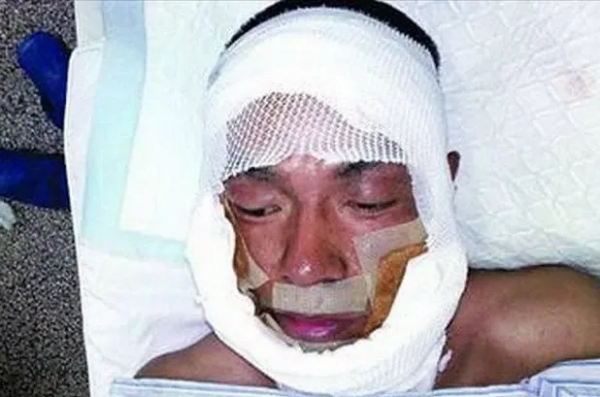 硬漢王挺：父母離異有淚，38歲幫爸爸還完債後，父子倆抱頭痛哭