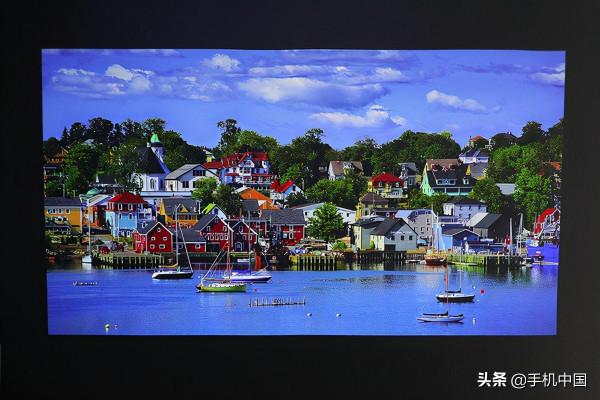 有限空間投出“無限”畫面 AOC C1超短焦投影儀新體驗 有限空間投出“無限”畫面 AOC C1超短焦投影儀新體驗