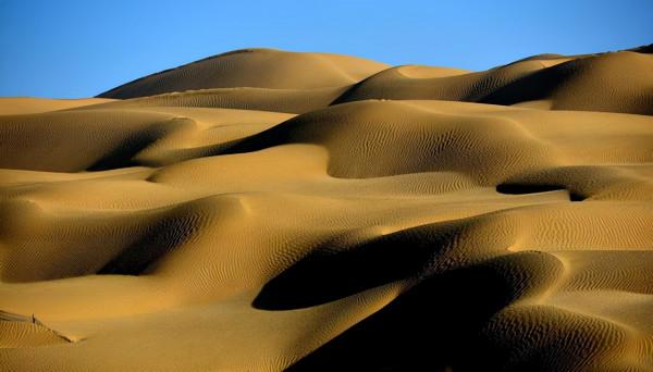 塔克拉瑪干沙漠到底有多深?如果把沙子都挖光,下面是什麼 塔克拉瑪干沙漠到底有多深?如果把沙子都挖光,下面是什麼