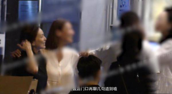 “雪姨”王琳素顏與好友聚餐 手提購物袋談笑風生心情好