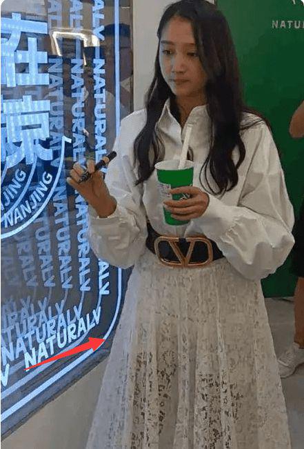 明星造型“尷尬史”:有人像荷包蛋,有人醜似女巫,有人老10歲 明星造型“尷尬史”:有人像荷包蛋,有人醜似女巫,有人老10歲