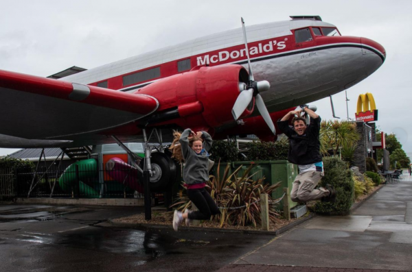 懸崖密林拗造型，退役飛機也瘋狂