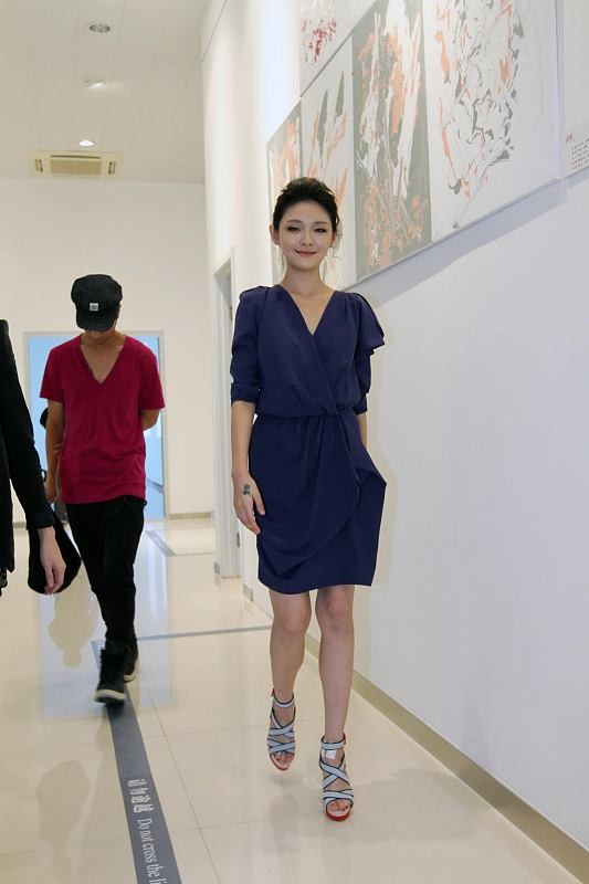 女人生了孩子變化大，大S和佘詩曼坐一起，穿的休閒氣質相差大