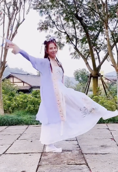 蔡少芬中秋曬全家福，穿古裝跳舞魚尾紋搶鏡，服裝被吐槽像丫鬟