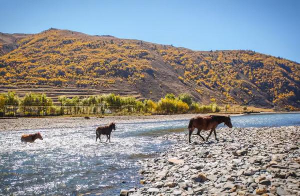 9月去正好！適合小住幾日的8座絕美古鎮，人少景美，清幽安逸