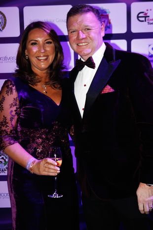 英國一對夫婦中了1億元大獎,獎金分給了30個親友 英國一對夫婦中了1億元大獎,獎金分給了30個親友