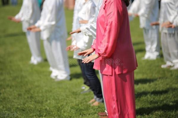 “中指領勁，還是食指領勁”？楊氏太極拳起勢的教學細節
