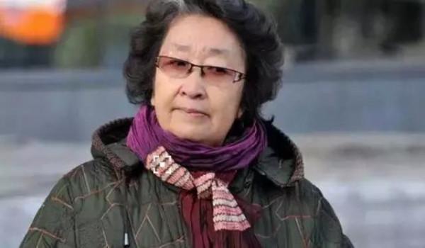 湯唯回國,敗給了戴絲巾的老藝術家 湯唯回國,敗給了戴絲巾的老藝術家