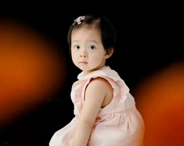 主持人陳辰罕曬全家福，與小3歲老公似姐弟，曾在41歲時高齡生女