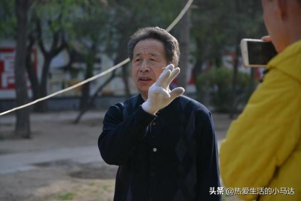 78歲大爺有300萬，子女卻敬而遠之，兒子：晚年淒涼是他自作自受