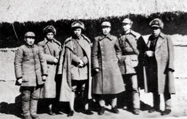 建國後,開國中將榮歸故里,見跛腿哥哥在門口迎接,頓感不妙 建國後,開國中將榮歸故里,見跛腿哥哥在門口迎接,頓感不妙