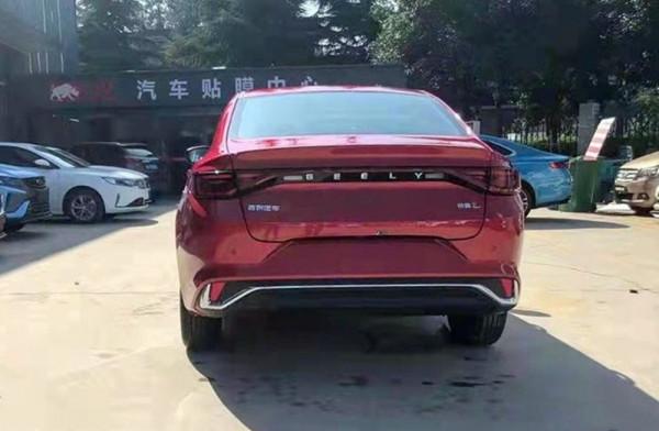 吉利全新帝豪L實拍，軸距2.7米，搭載1.4T動力，外觀很霸氣