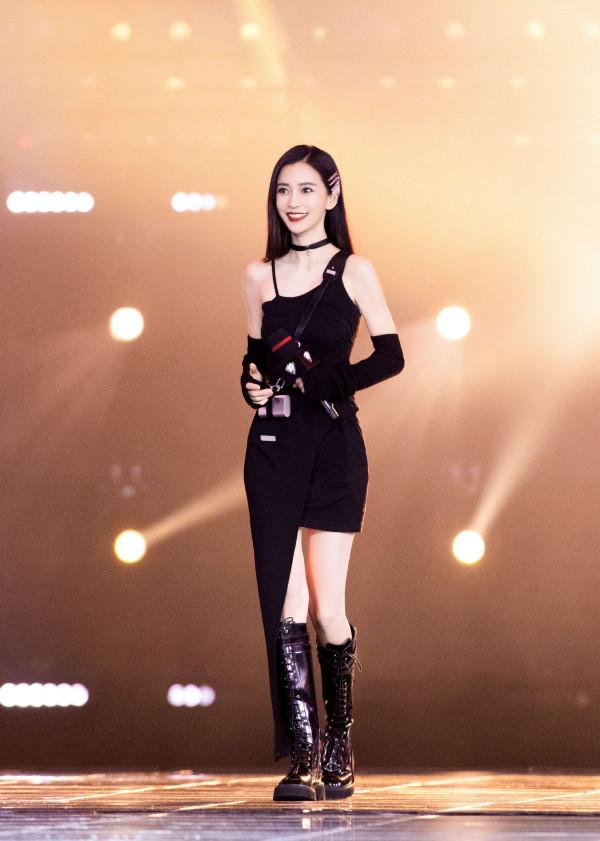 楊穎造型太獨特,不規則短裙配騎士靴很吸睛,一般人還真難駕馭 楊穎造型太獨特,不規則短裙配騎士靴很吸睛,一般人還真難駕馭