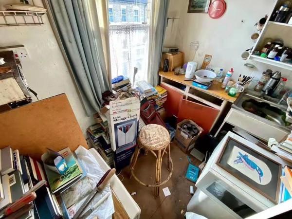 英國一套堆滿書的老房子出售，三層住宅共有四個臥室，約合人民幣110萬元