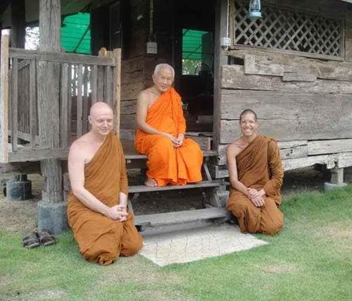 81億美元留不住兒子出家修行之心，父親含淚：買下寺院