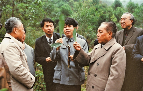 他24歲工作,30歲成為縣委書記,56歲任省委書記,被譽為草鞋書記 他24歲工作,30歲成為縣委書記,56歲任省委書記,被譽為草鞋書記