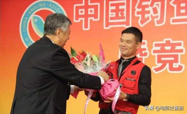 90年代放棄20萬年薪專職釣魚，“中國釣王”鄧剛，現在怎麼樣了？
