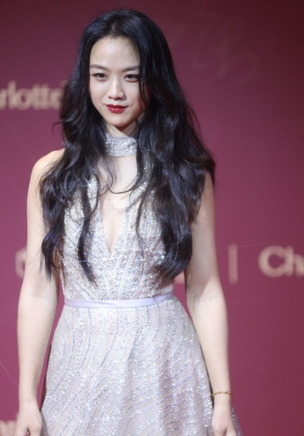 湯唯的氣質真是“頂流”，小麥色面板更顯健康，就是妝面有點髒