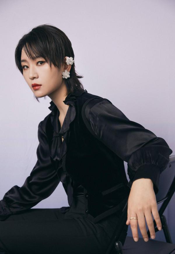 周筆暢純黑酷颯寫真照釋出