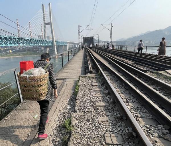 重慶遊不一樣玩法：乘綠皮火車逛廢棄古鎮，賞中國第二鐵路大橋