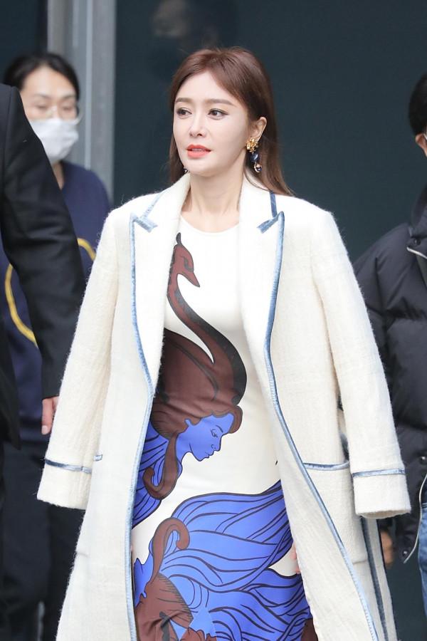 秦嵐現身成都出席站臺活動,一襲白色長裙知性優雅 秦嵐現身成都出席站臺活動,一襲白色長裙知性優雅