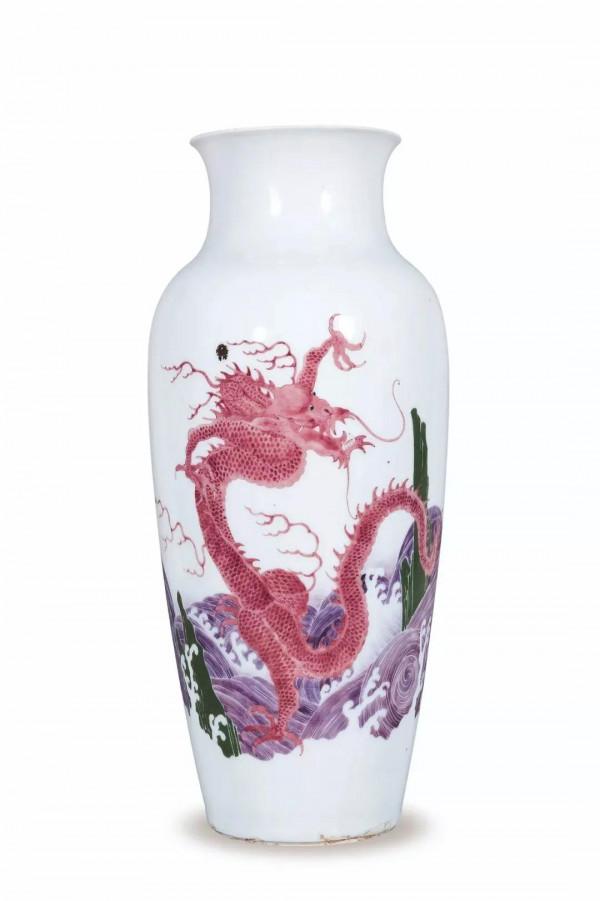 瓷器上扭動的龍