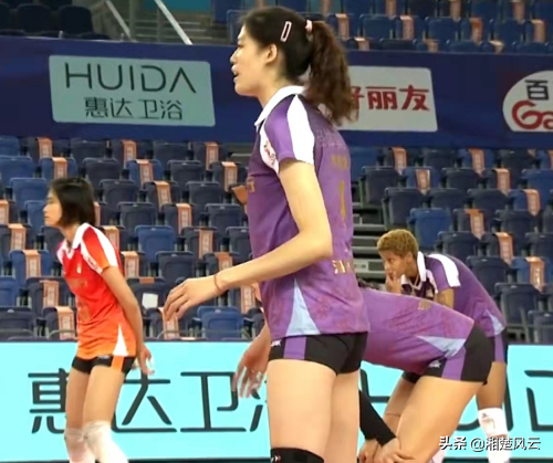 天津女排3-0遼寧，趙勇搖頭苦笑，丁霞不受影響與袁心玥隔網聊天