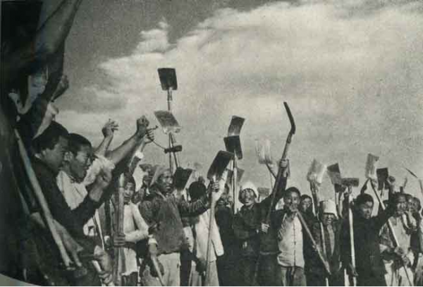 解放前，國軍少將闖入一地下黨房間，拔槍道：我有重要情報給黨