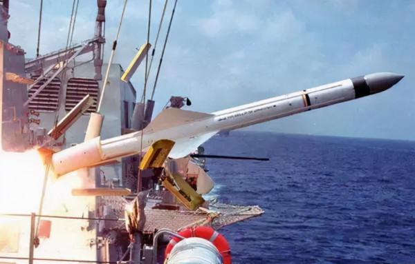 英國航母&quot;神操作&quot;，將鯨魚當敵人潛艇，連續炸死好幾條