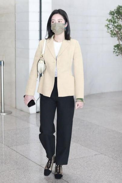 楊採鈺機場私服真時髦,杏色小西裝配黑色長褲簡潔利索,氣質出眾 楊採鈺機場私服真時髦,杏色小西裝配黑色長褲簡潔利索,氣質出眾