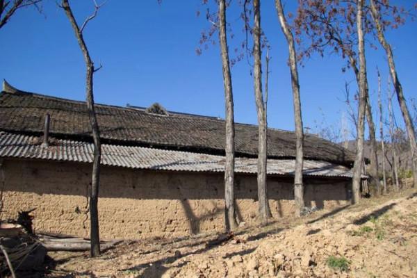 一山一路孤零零一棟老房子，秦嶺鎮安海棠山，山頂還住著一戶人家