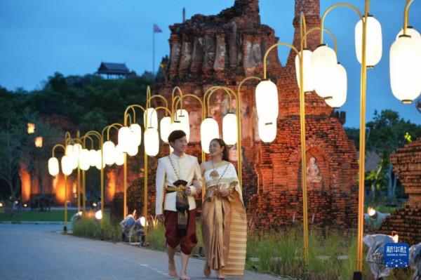 彩燈萬盞不夜天