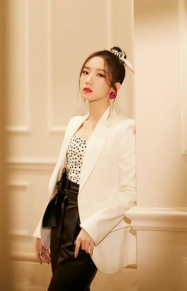 孟美岐，黑白配，又颯又帥