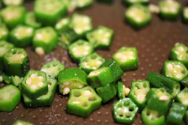 趣味早餐食譜：秋葵炒雞蛋搭配蔥油餅