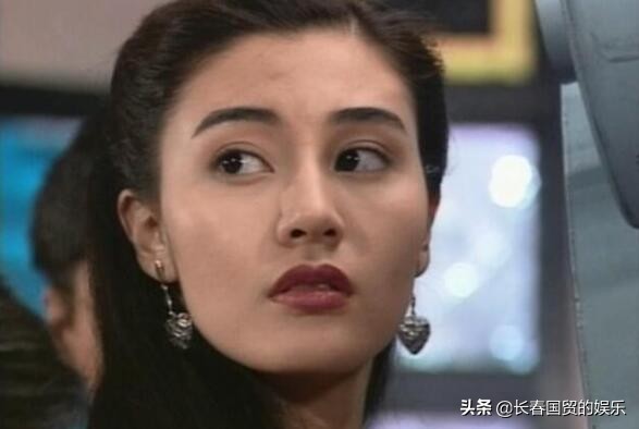 “最美港姐”李嘉欣青澀舊照曝光，清純甜美滿臉膠原蛋白