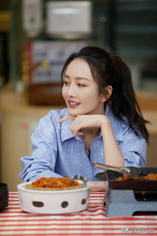 王鷗新發型堪比“整容”，剪空氣劉海穿黑大衣變軟妹，形象大變樣