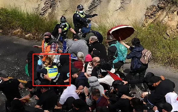 澳大利亞亂了!為反疫苗太瘋狂,抗議者圍攻警察,騎警街頭衝鋒 澳大利亞亂了!為反疫苗太瘋狂,抗議者圍攻警察,騎警街頭衝鋒