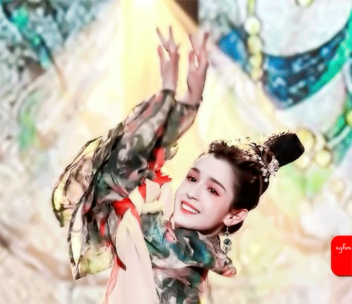 5位新疆美人珠寶加持：佟麗婭，熱巴，娜扎，麥迪娜...誰最美？