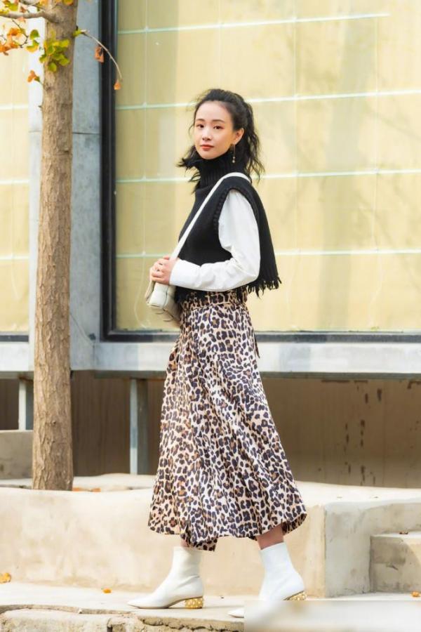 李夢的長相很有辨識度,穿貴婦風格的衣服,真的太有魅力了 李夢的長相很有辨識度,穿貴婦風格的衣服,真的太有魅力了