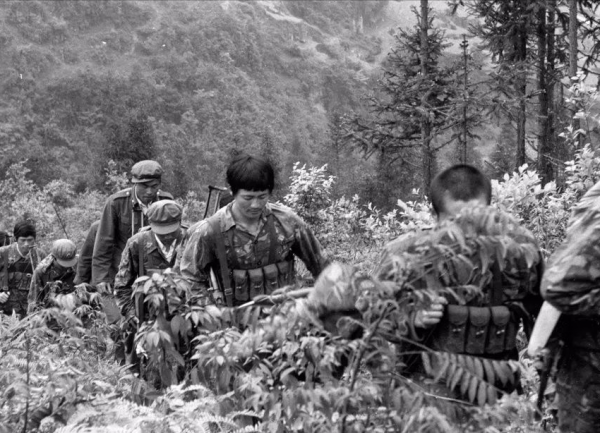 21歲戰士犧牲前問護士能抱一下嗎，她低頭親吻留下老山著名戰地照