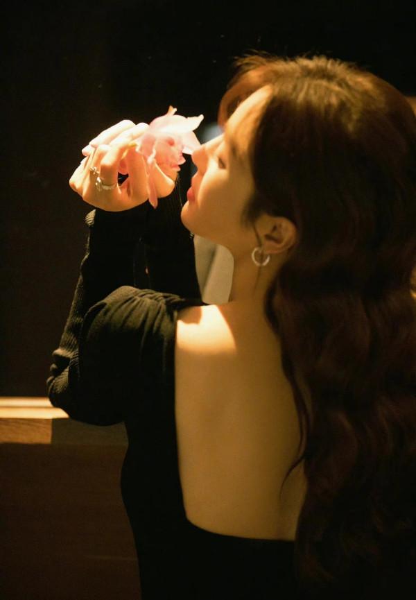 秦嵐終於迴歸再次爆火！穿黑色緊身裙現身釋出會，和靳東太般配