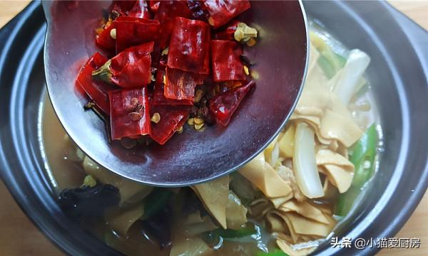 白菜和幹豆腐熱乎乎地燉一鍋，吃完渾身暖和，上桌連湯汁都不剩