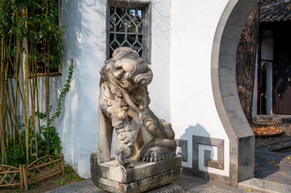 實拍瘦西湖小金山石獅子,跟我們想象中的不一樣,毫無威嚴可言 實拍瘦西湖小金山石獅子,跟我們想象中的不一樣,毫無威嚴可言