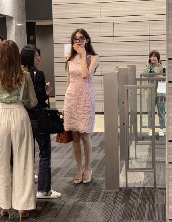 林志玲活動近照，怎麼滿臉坑窪？穿吊帶裙腰身還那麼細