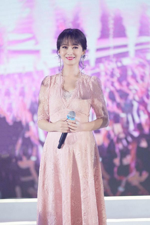 趙雅芝粉色紗裙溫柔至極 動人眉眼彎彎笑含春風 趙雅芝粉色紗裙溫柔至極 動人眉眼彎彎笑含春風