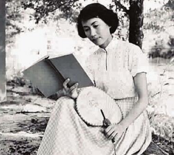 1988年，人大會議上鄧小平正要抽菸，收到陌生紙條：請你不要吸菸