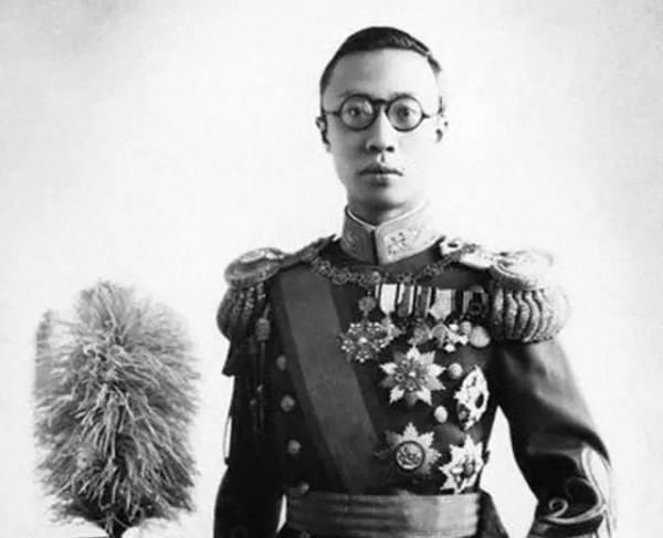 中國最後一位御醫鸚烈鵬,服侍溥儀10年,105歲堅持為百姓看病 中國最後一位御醫鸚烈鵬,服侍溥儀10年,105歲堅持為百姓看病