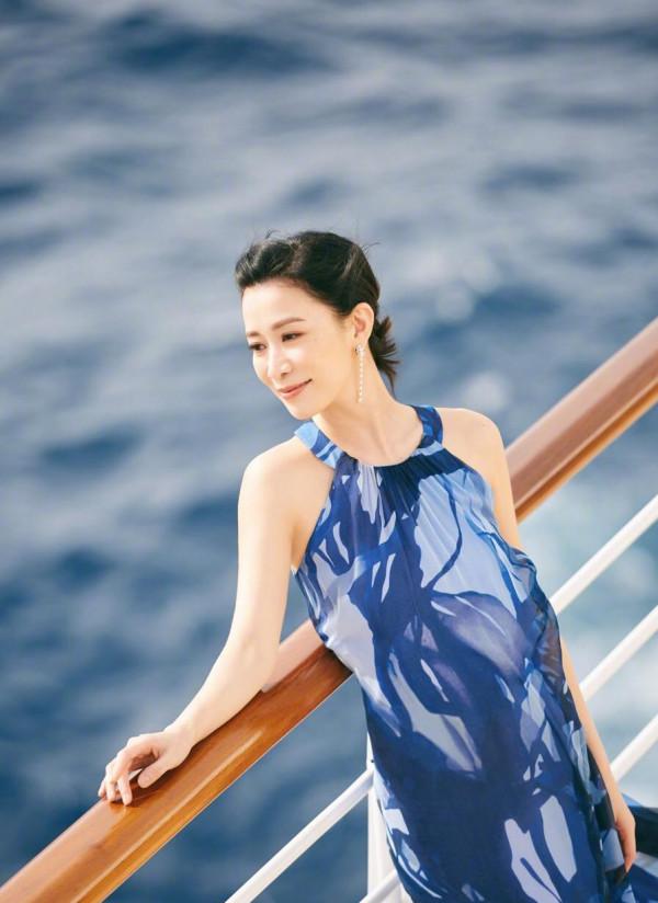 佘詩曼難擋甜美逆齡感,身姿優雅,宛若少女 佘詩曼難擋甜美逆齡感,身姿優雅,宛若少女