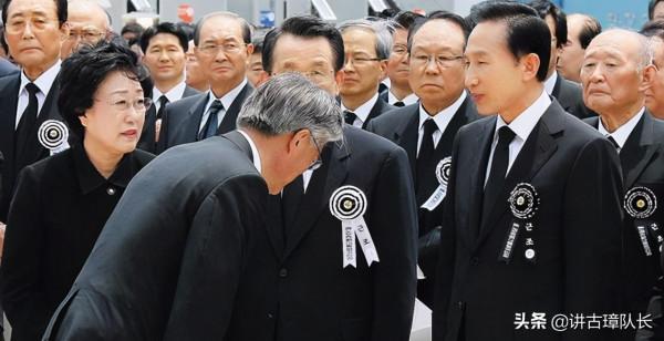 鞠躬盡瘁卻跳崖而亡,韓國前總統盧武鉉葬禮:18萬人祭奠 鞠躬盡瘁卻跳崖而亡,韓國前總統盧武鉉葬禮:18萬人祭奠